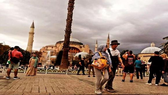 Ayasofya'da yeni düzenleme... Turistler, giriş için ücret ödeyecek!